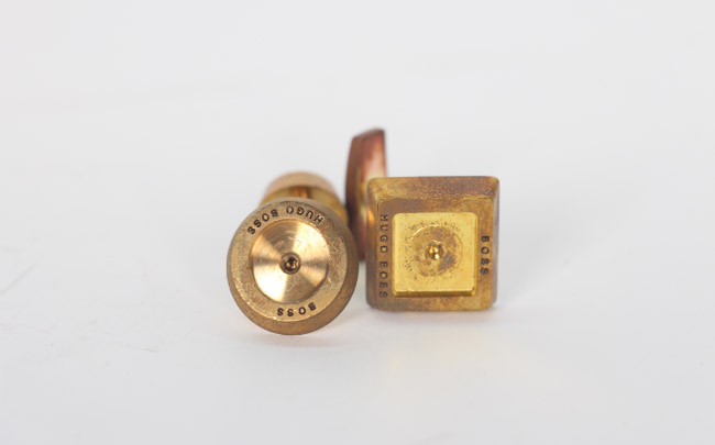 純銅袖（xiù）口鈕激光（guāng）雕刻